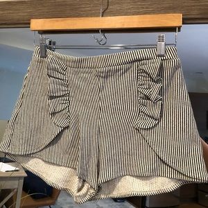 Striped short shorts with ruffles